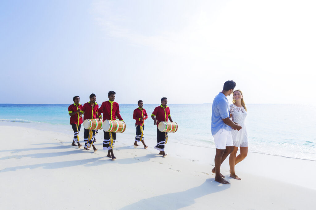 svatba-na-maledivach-prakticky-pruvodce-svatbou-v-bilo-pisecnem-raji
